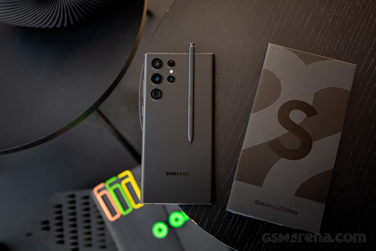 Đ&acirc;y l&agrave; chiếc Galaxy S gi&aacute; c&ograve;n chưa đầy 10 triệu, camera zoom 10x xịn hơn iPhone 17 Pro Max