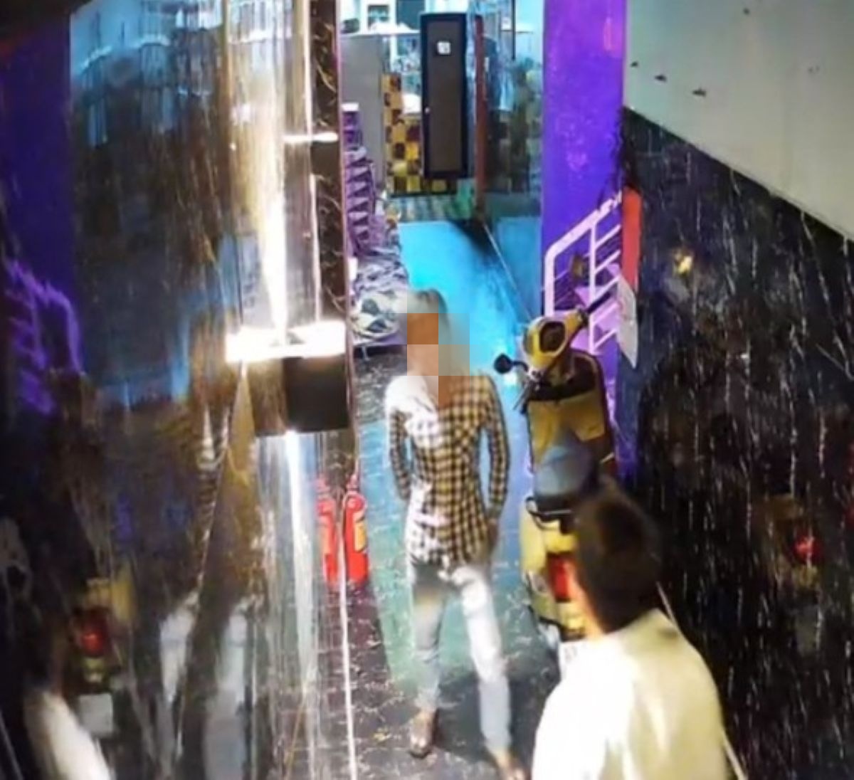 M&acirc;u thuẫn l&uacute;c h&aacute;t karaoke, người đ&agrave;n &ocirc;ng ở miền T&acirc;y bị bạn đ&acirc;m dao v&agrave;o tai rồi bỏ trốn biệt