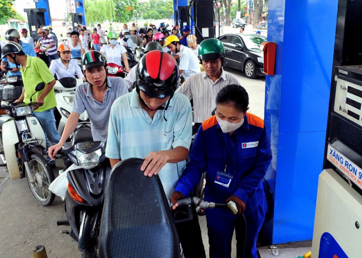 Nhiều nước nỗ lực kiểm so&aacute;t gi&aacute; xăng dầu: Người ti&ecirc;u d&ugrave;ng được hưởng lợi g&igrave; từ chiến lược n&agrave;y?