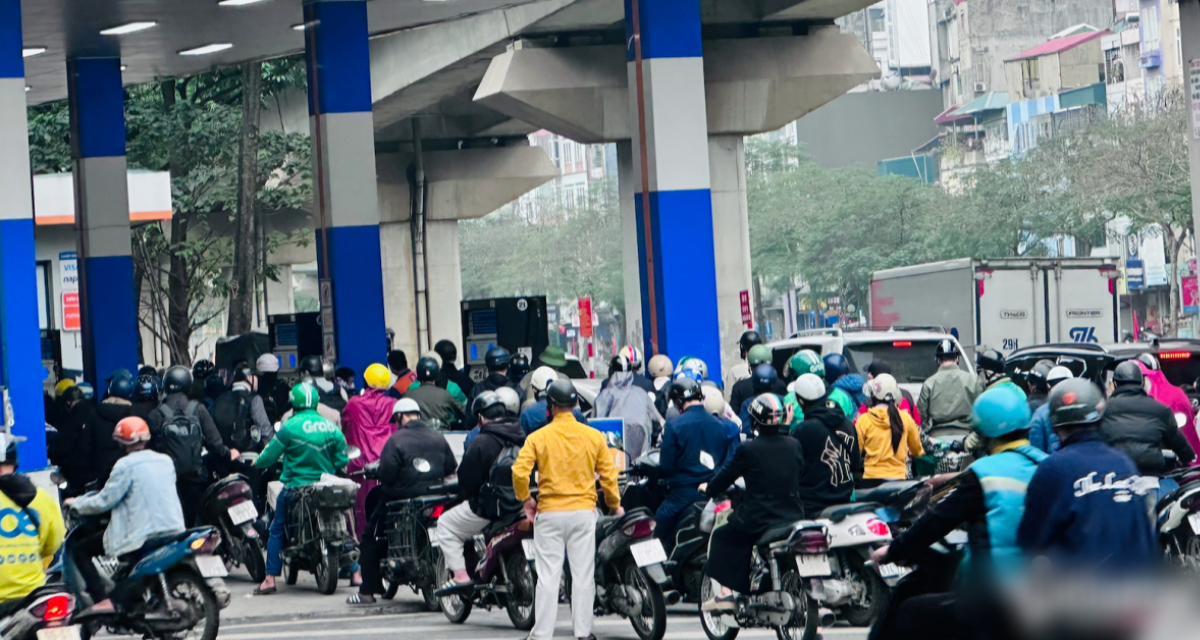 Gi&aacute; xăng dầu biến động, doanh nghiệp đẩy mạnh chuyển sang năng lượng thay thế, giảm phụ thuộc v&agrave;o nhi&ecirc;n liệu h&oacute;a thạch