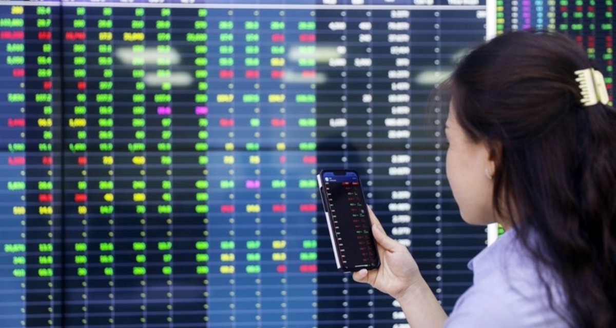 Phi&ecirc;n 25/3: H&agrave;ng loạt cổ phiếu trụ cột tăng mạnh, VN-Index lập đỉnh nửa th&aacute;ng