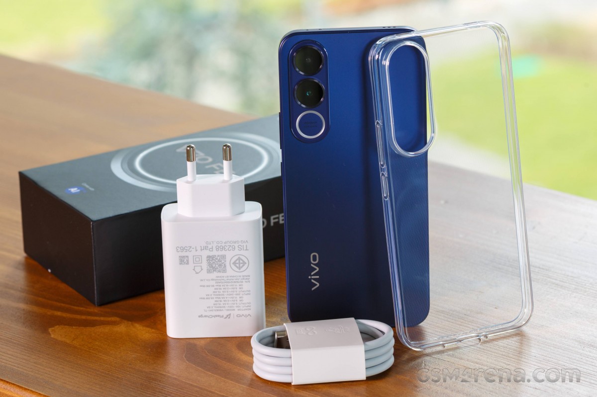 Mở hộp, tr&ecirc;n tay, đ&aacute;nh gi&aacute; nhanh vivo V70 FE: Vua pin khủng, cam xịn, &lsquo;k&egrave;o thơm&rsquo; tầm trung đe nẹt Galaxy S26 Ultra