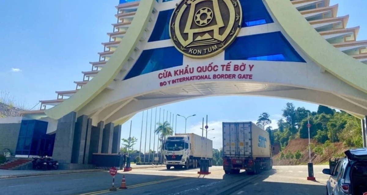 Chặn xe tải chở xăng gần bi&ecirc;n giới, ph&aacute;t hiện 900 l&iacute;t kh&ocirc;ng giấy tờ, nghi vận chuyển sang nước ngo&agrave;i ti&ecirc;u thụ