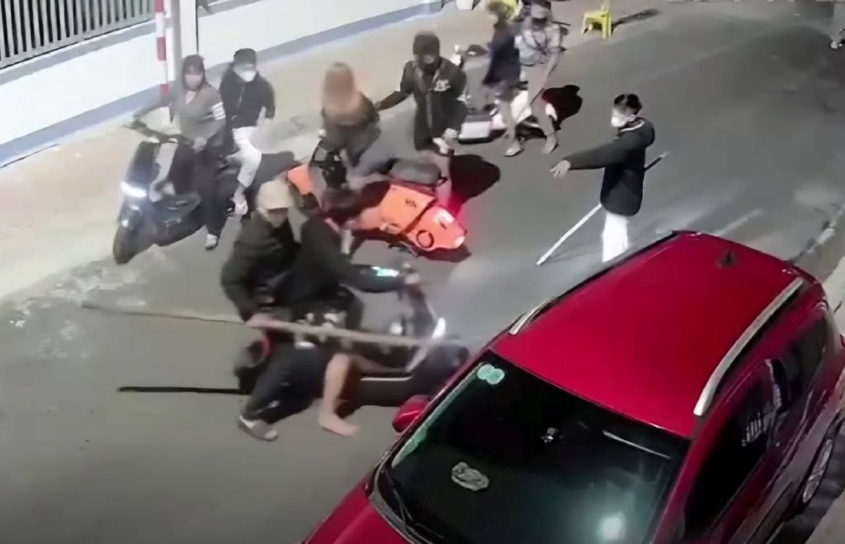 Đắk Lắk: 15 học sinh cấp 2 mang gạch đ&aacute; đại chiến trong đ&ecirc;m v&igrave; một tấm h&igrave;nh tr&ecirc;n TikTok