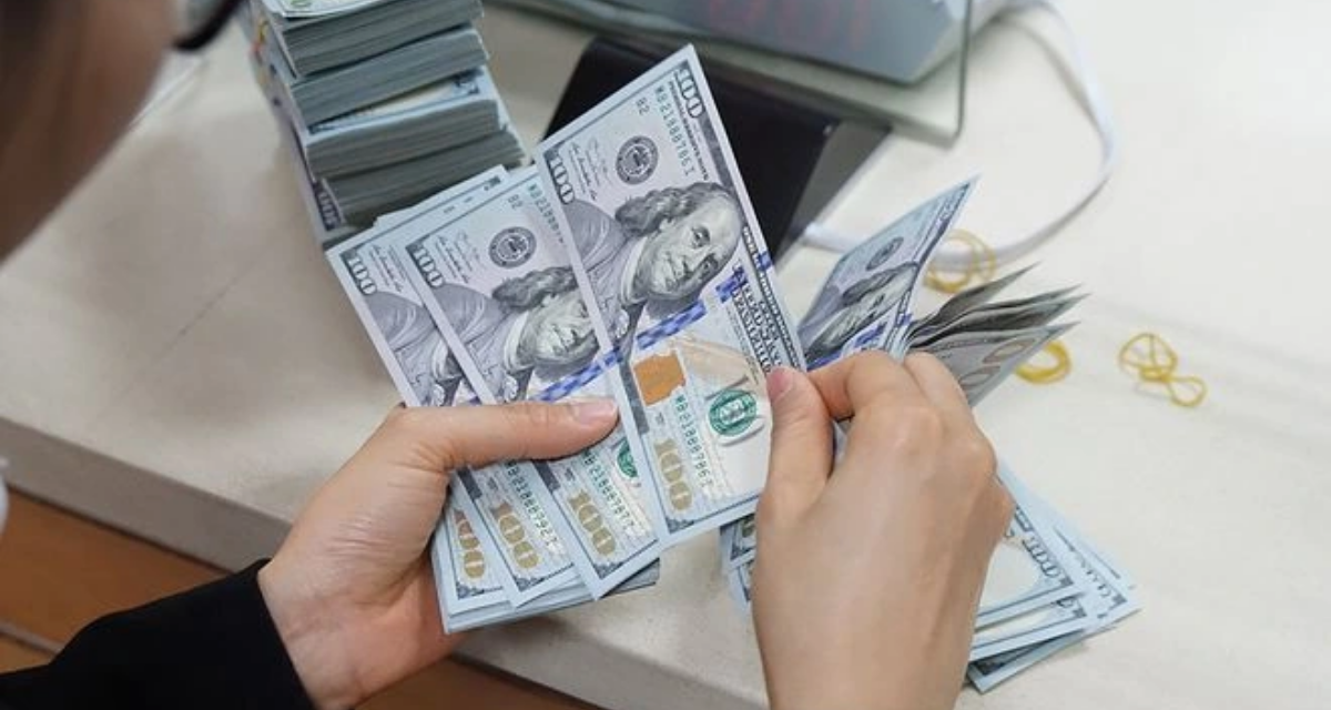 Tỷ gi&aacute; USD h&ocirc;m nay tại Vietcombank, BIDV hạ nhiệt sau động th&aacute;i mới từ Ng&acirc;n h&agrave;ng Nh&agrave; nước