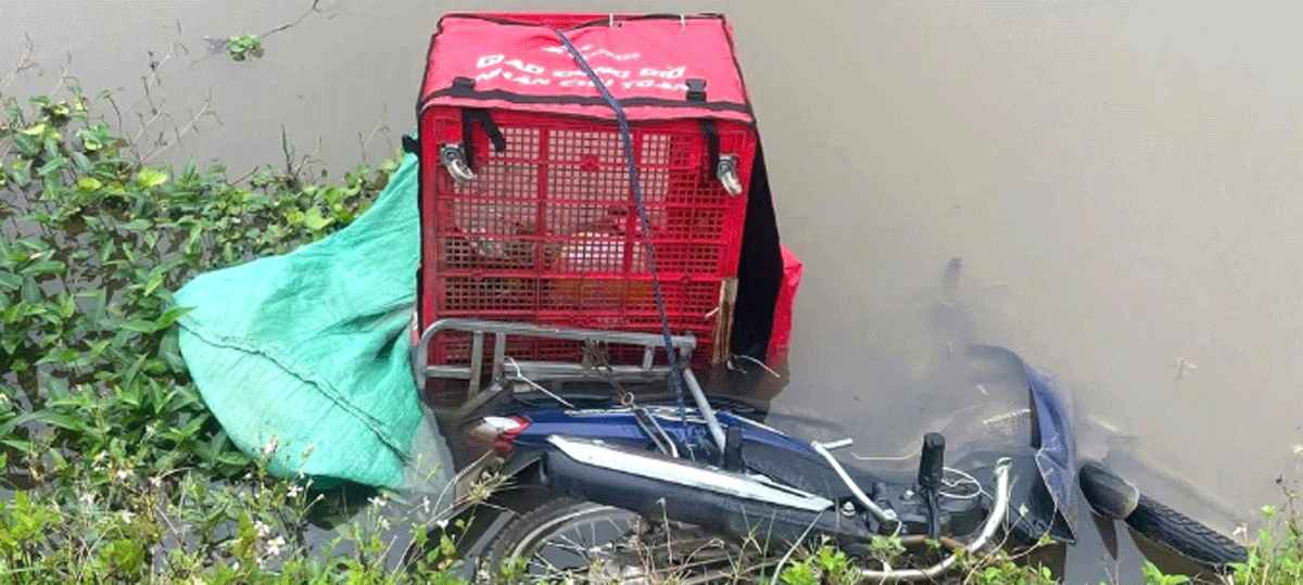 T&igrave;nh tiết n&oacute;ng vụ ph&aacute;t hiện thi thể nam shipper c&ugrave;ng xe m&aacute;y dưới mương nước, danh t&iacute;nh nạn nh&acirc;n?