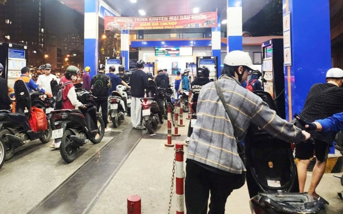 L&yacute; giải nguy&ecirc;n nh&acirc;n khiến gi&aacute; xăng dầu trong nước ng&agrave;y 27/3 lao dốc nhưng thế giới đang \'đu đỉnh\'?