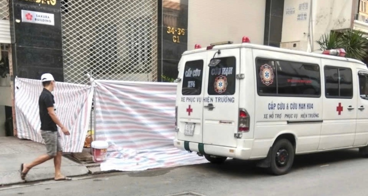 Hiện trường nam sinh vi&ecirc;n tử vong tr&ecirc;n vỉa h&egrave; TPHCM, ph&aacute;t hiện dấu hiệu bất thường trước đ&oacute; 
