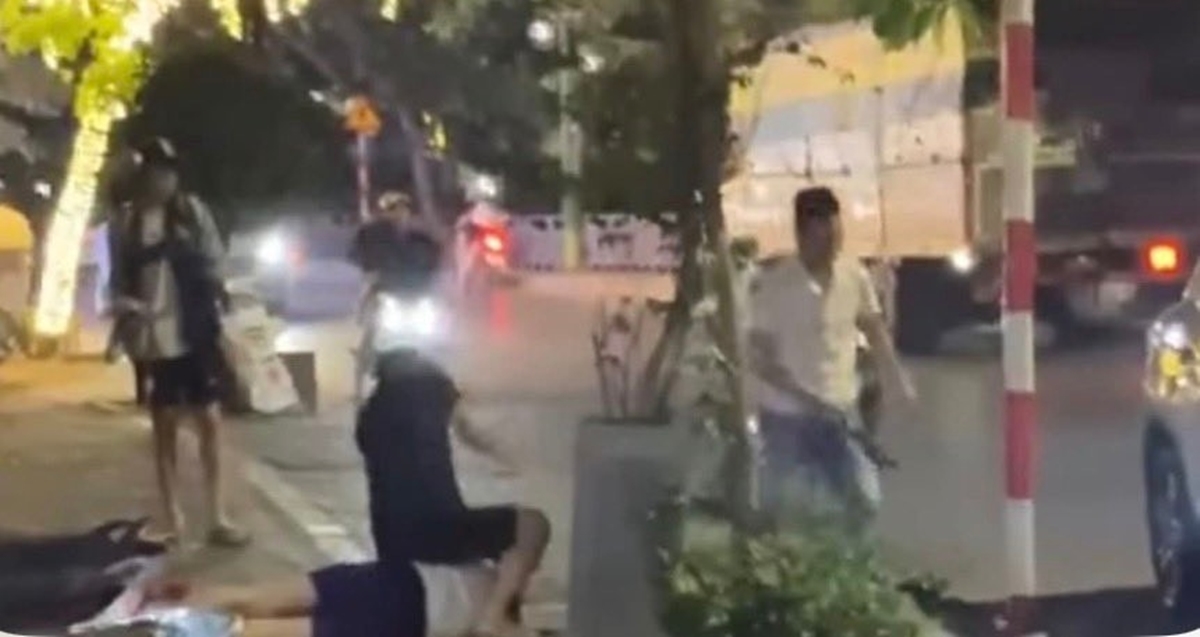 H&agrave; Nội: Nh&oacute;m người đi &ocirc; t&ocirc; ngược chiều c&ograve;n hung hăng chặn đường, đ&aacute;nh nam sinh phải cấp cứu