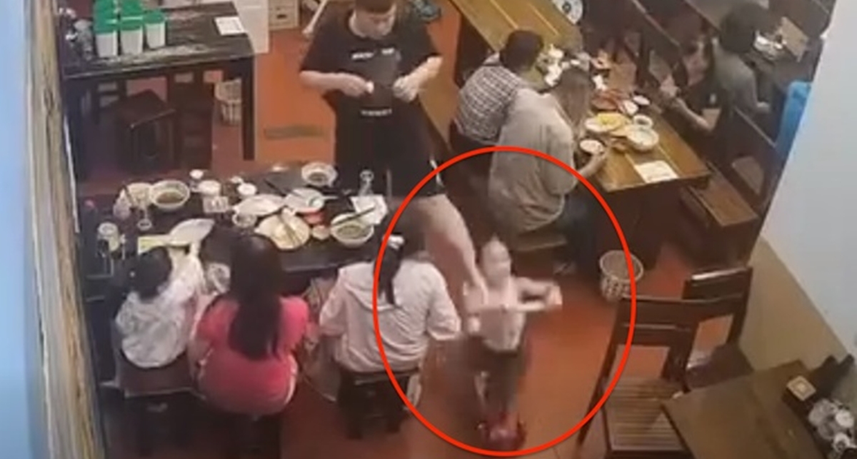 C&ocirc;ng an th&ocirc;ng tin vụ nam thanh ni&ecirc;n đạp thẳng v&agrave;o b&eacute; g&aacute;i đi scooter trong qu&aacute;n ăn ở H&agrave; Nội