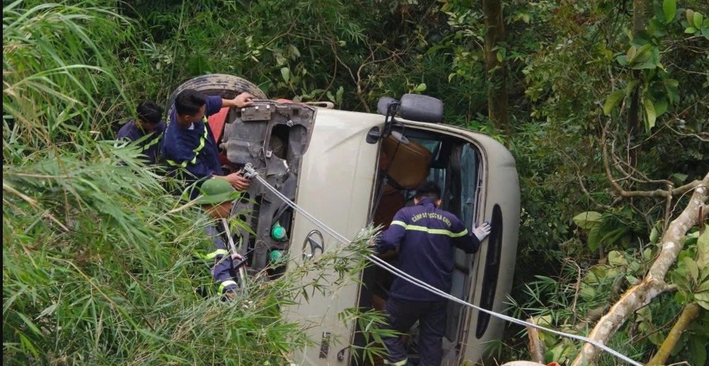Xe kh&aacute;ch chở 29 người rơi xuống vực tại đ&egrave;o Tam Đảo: C&ocirc;ng an th&ocirc;ng tin n&oacute;ng, t&igrave;nh h&igrave;nh c&aacute;c nạn nh&acirc;n