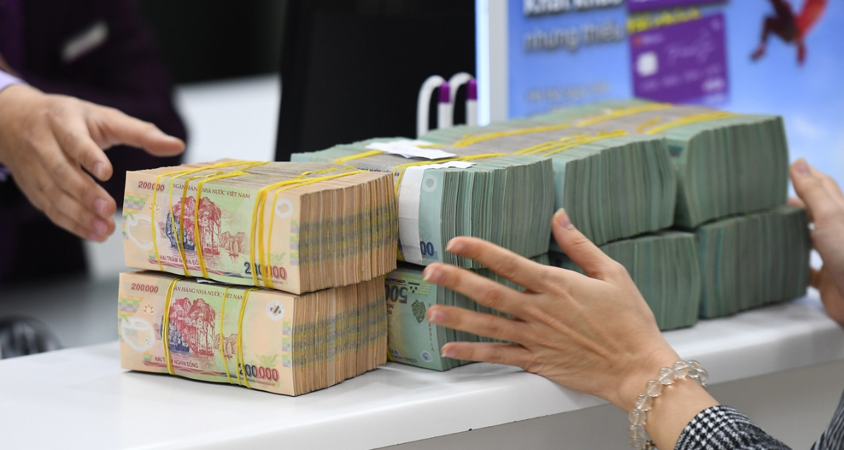 L&atilde;i suất tiết kiệm chạm mốc 10%/năm, ng&acirc;n h&agrave;ng tăng tốc h&uacute;t d&ograve;ng tiền đầu tư