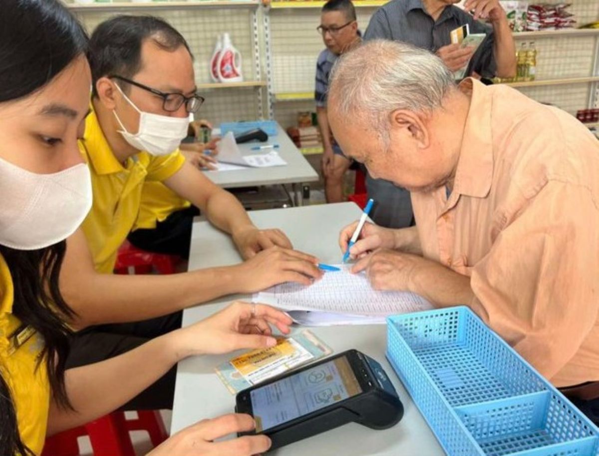Từ 10/5, xuất hiện \'tầng lương hưu thứ 2\': Người lao động c&oacute; th&ecirc;m nguồn tiền khi v&egrave; gi&agrave;