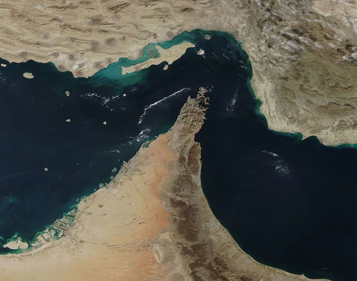 Iran tung đ&ograve;n \'kh&oacute;a cổ\' eo biển Hormuz: Thế giới lo kịch bản gi&aacute; dầu b&ugrave;ng nổ, t&agrave;u Mỹ c&oacute; thể bị chặn?