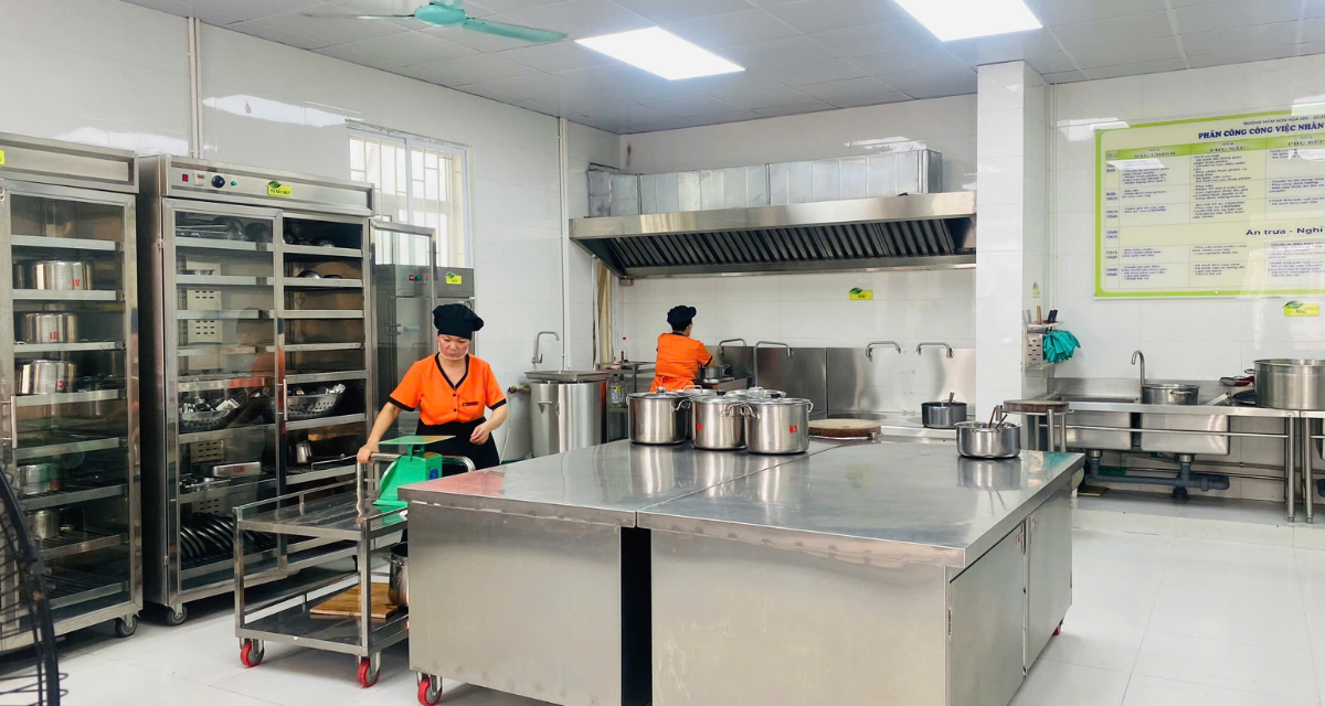 Sau vụ 300 tấn thịt lợn bệnh, hơn 2.900 trường học H&agrave; Nội khẩn cấp r&agrave; so&aacute;t nguồn thực phẩm b&aacute;n tr&uacute;