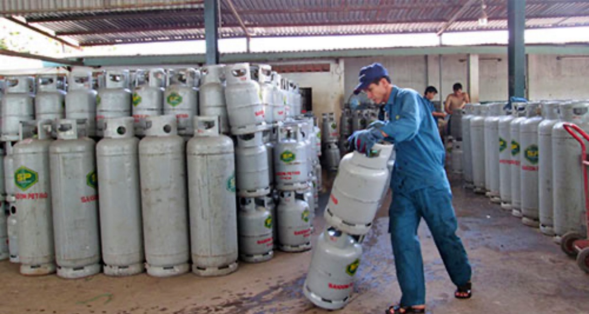 Gi&aacute; gas tăng từ 1/4, b&igrave;nh 12kg tăng 90.000 đồng, người d&acirc;n c&oacute; xu hướng chuyển sang bếp điện