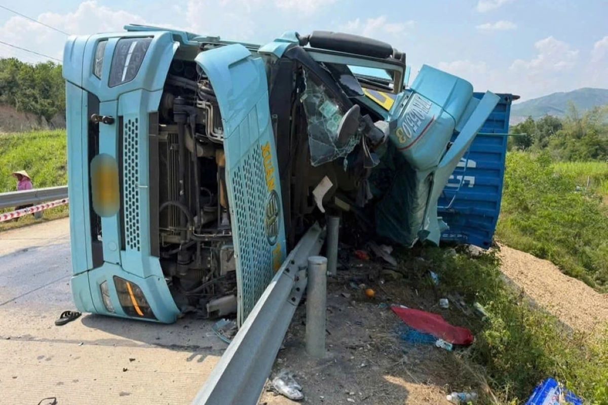 Hiện trường xe container lấn l&agrave;n đ&egrave; bẹp xe m&aacute;y khiến 3 người tử vong thương t&acirc;m