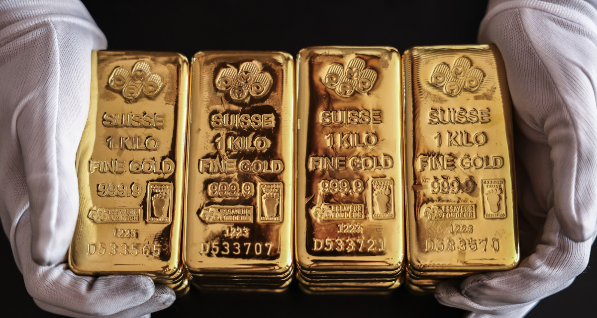 Gi&aacute; v&agrave;ng thế giới tiến s&aacute;t 4.700 USD, SPDR Gold Trust mua r&ograve;ng trở lại, xuất hiện t&iacute;n hiệu mới từ chiến sự Mỹ - Iran