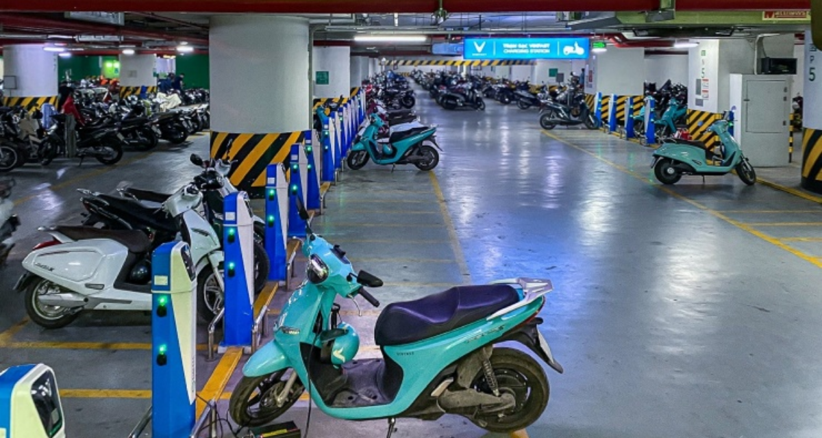 Thủ tướng: Khẩn trương ph&aacute;t triển trạm sạc v&agrave; đổi pin xe điện tại chung cư