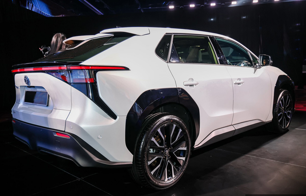 Toyota ra mắt mẫu SUV hạng C đẹp long lanh gi&aacute; nhỉnh 1 tỷ đồng: Tuy&ecirc;n chiến Honda CR-V v&agrave; Mazda CX-5