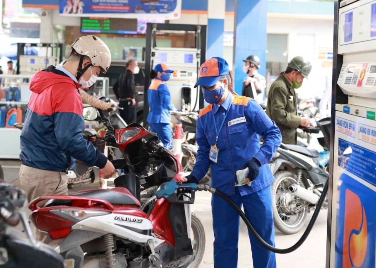 Bộ C&ocirc;ng Thương đề xuất mới li&ecirc;n quan Quỹ b&igrave;nh ổn: Tạm ứng đến 5 ngh&igrave;n đồng cho mỗi l&iacute;t xăng dầu?