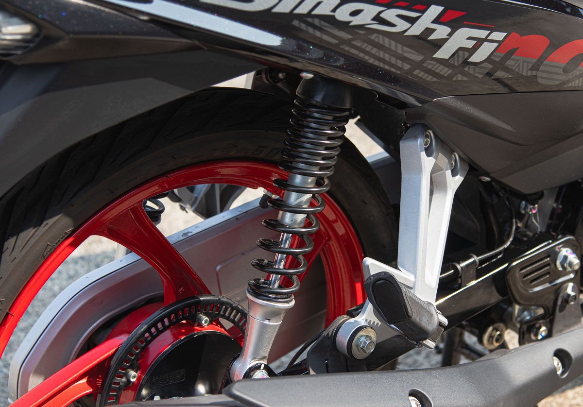 Tin xe m&aacute;y 2/4: &lsquo;Huyền thoại xe số&rsquo; 115cc của Suzuki về đại l&yacute;, c&oacute; ABS xịn hơn Honda Future, gi&aacute; mềm