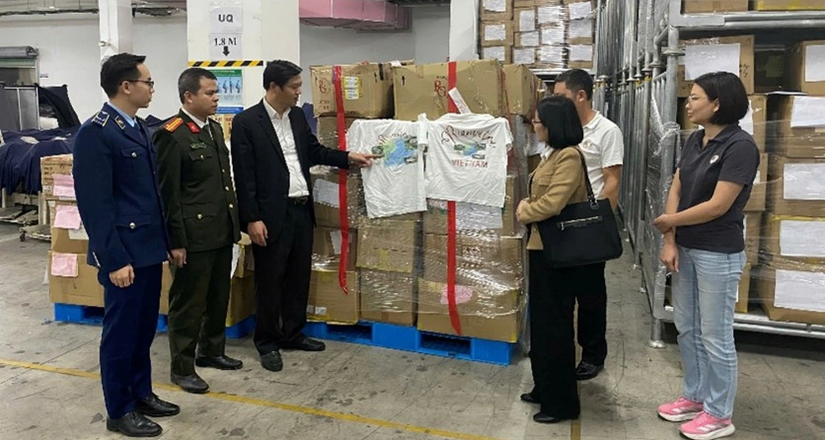 Ninh B&igrave;nh: Xử phạt v&agrave; ti&ecirc;u hủy h&agrave;ng ngh&igrave;n &aacute;o ph&ocirc;ng in bản đồ Việt Nam thiếu Ho&agrave;ng Sa, Trường Sa