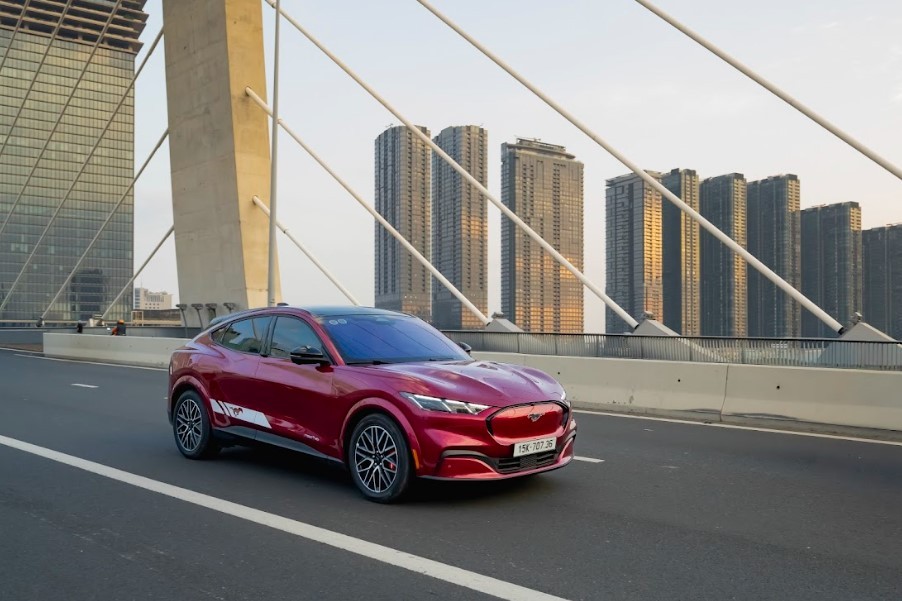 Ford Việt Nam n&acirc;ng cấp trải nghiệm kh&aacute;ch h&agrave;ng xe điện, đưa Mustang Mach-E đến gần kh&aacute;ch h&agrave;ng Việt ảnh 1