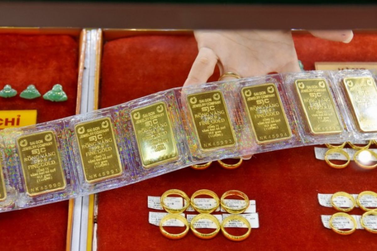 Gi&aacute; v&agrave;ng trong nước tụt dốc: V&agrave;ng miếng SJC \'rơi mạnh\', ch&ecirc;nh lệch mua v&agrave;o b&aacute;n ra cao hiếm thấy