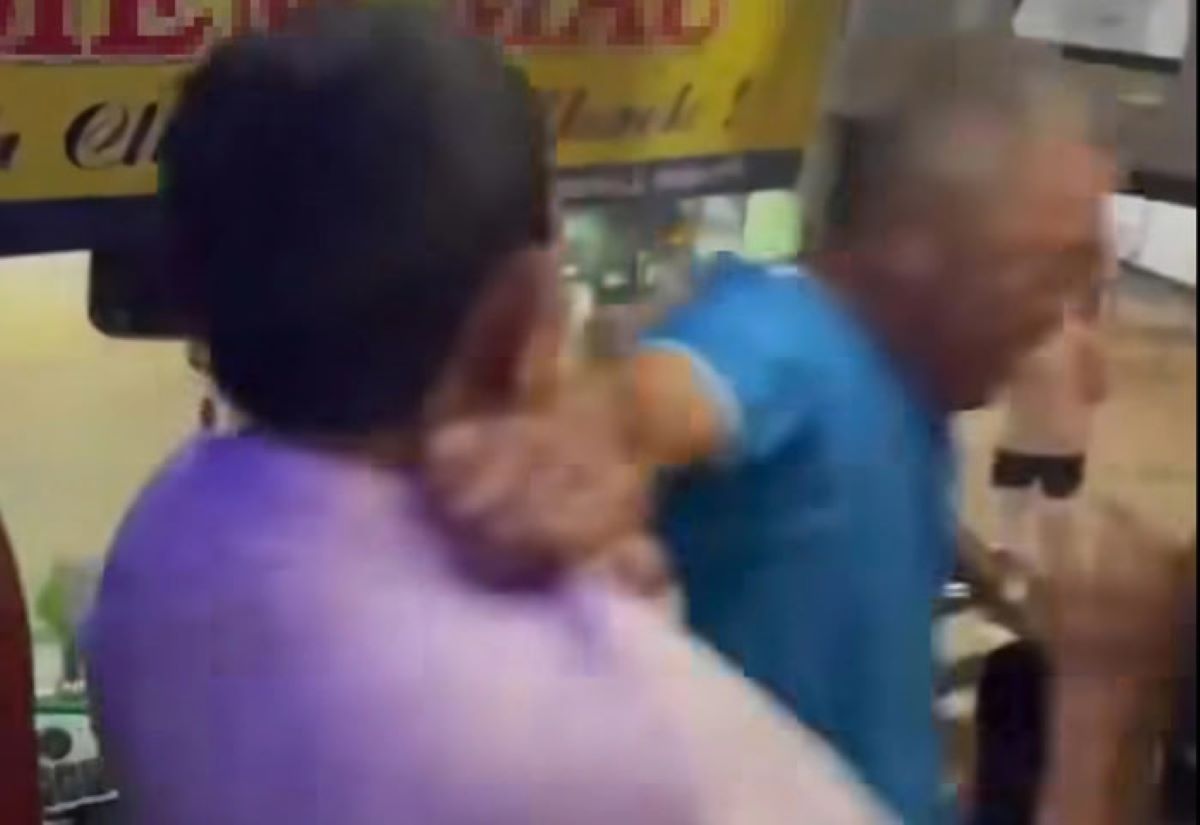 Clip t&agrave;i xế v&agrave; kh&aacute;ch &lsquo;thượng cẳng ch&acirc;n, hạ cẳng tay&rsquo; tr&ecirc;n xe ở TPHCM: Chủ xe n&oacute;i g&igrave;?