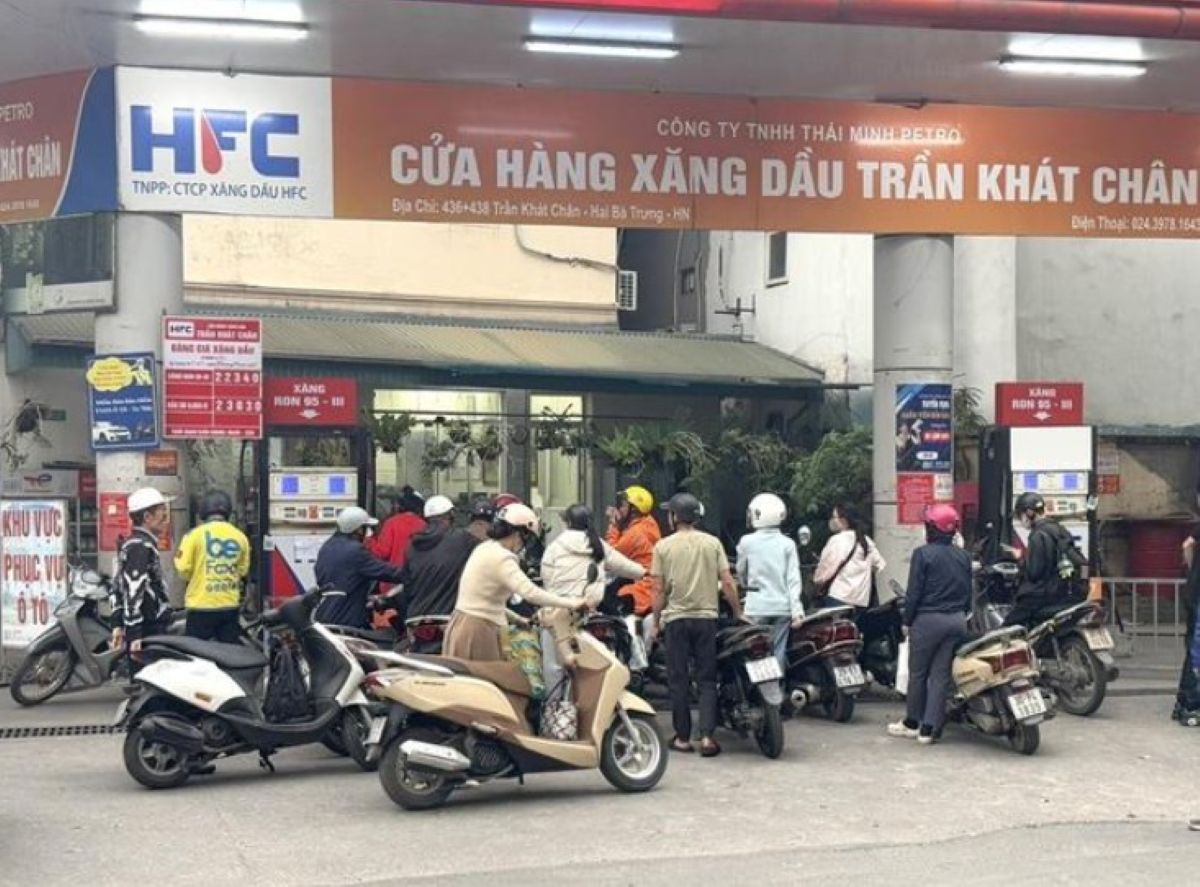 V&igrave; sao ng&agrave;y 3/4 gi&aacute; xăng dầu thế giới tăng ch&oacute;ng mặt nhưng Việt Nam vẫn giữ được mức thấp đ&aacute;ng kể?