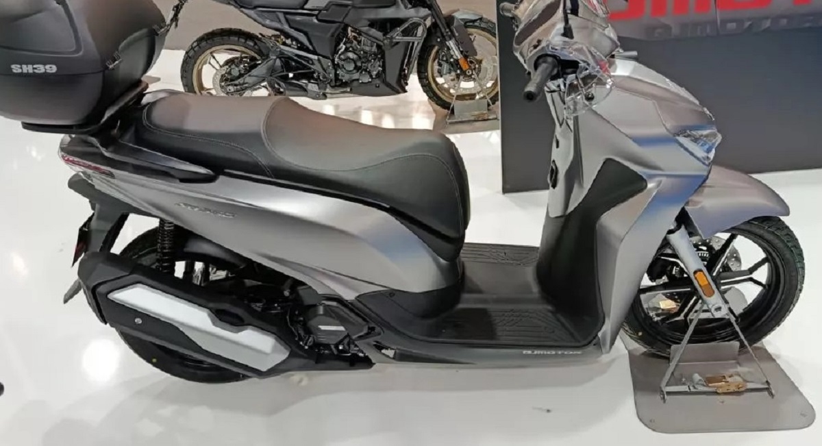 Tin xe m&aacute;y 4/4: &lsquo;SH phi&ecirc;n bản b&igrave;nh d&acirc;n&rsquo; ch&iacute;nh thức ra mắt gi&aacute; cực rẻ, lấn &aacute;t Honda SH 125i v&agrave; SH 160