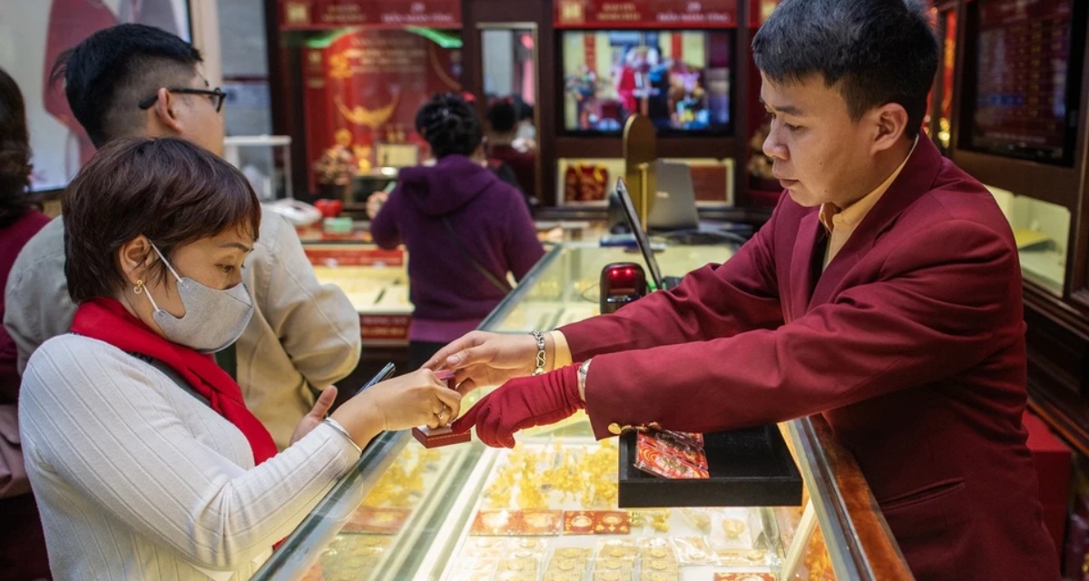 Gi&aacute; v&agrave;ng từ đỉnh 190,9 triệu đồng, người mua trước ng&agrave;y 1/3 chịu lỗ gần 20 triệu/lượng, ch&ecirc;nh lệch thế giới mức cao