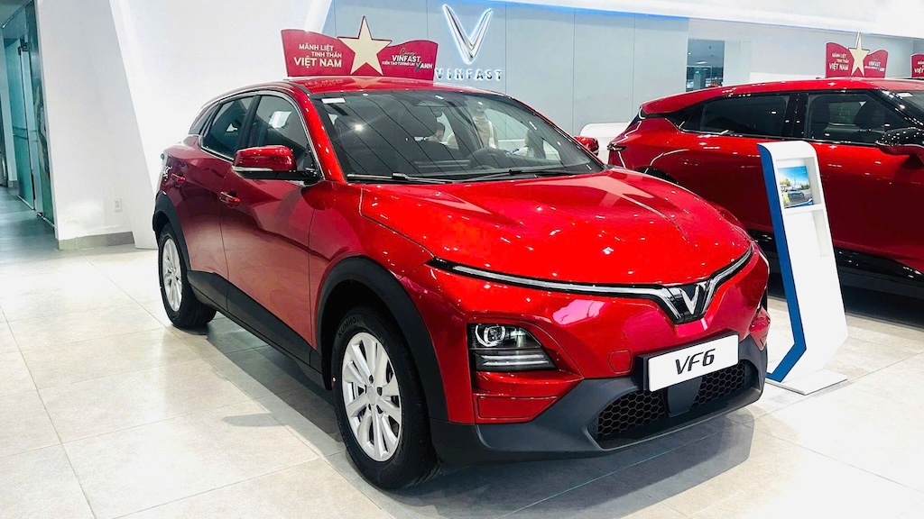 Gi&aacute; VinFast VF 6 lăn b&aacute;nh đầu th&aacute;ng 4/2026: Đ&atilde; rẻ c&ograve;n sạc miễn ph&iacute;, l&agrave; giải ph&aacute;p khi xăng dầu đắt