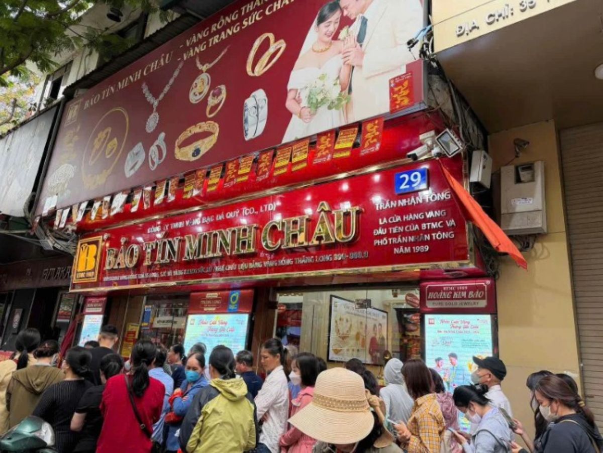 Gi&aacute; v&agrave;ng \'lao dốc\', người H&agrave; Nội xếp h&agrave;ng d&agrave;i đi mua: Bảo T&iacute;n Minh Ch&acirc;u vẫn b&aacute;n nợ v&agrave;ng?