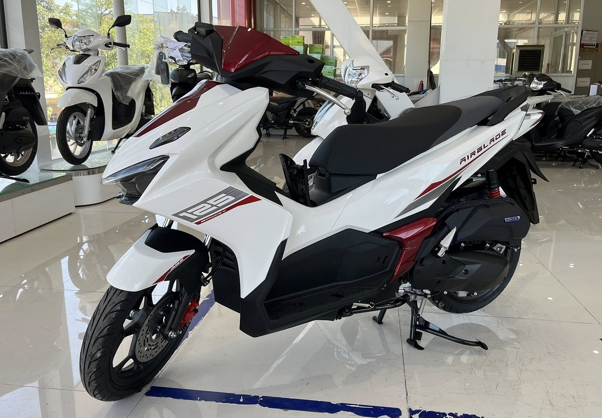 Bảng gi&aacute; xe Honda Air Blade 2026 th&aacute;ng 4/2026 rẻ như \'b&egrave;o\': Đại l&yacute; \'chơi tất tay\' trước l&agrave;n s&oacute;ng xe điện