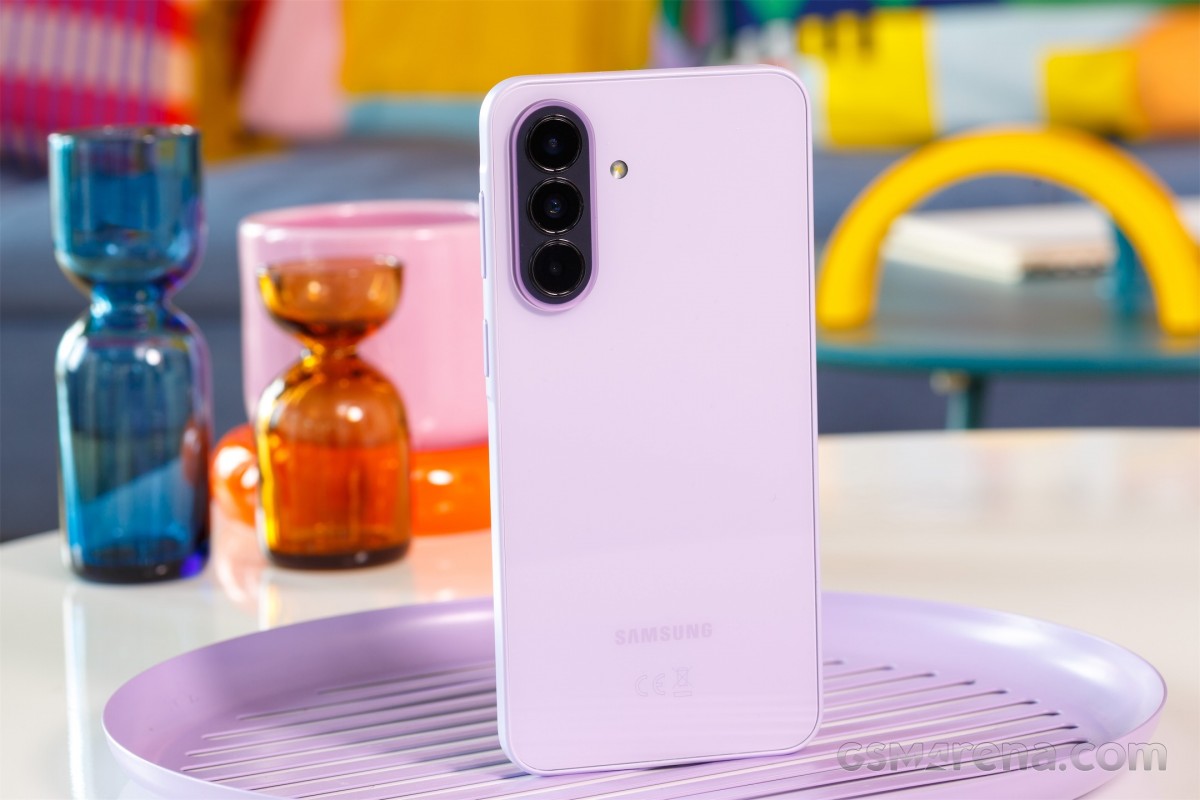 Bảng gi&aacute; điện thoại Galaxy mới nhất 7/4: Galaxy S26 lao dốc mạnh, Galaxy Z Fold6 cực hấp dẫn