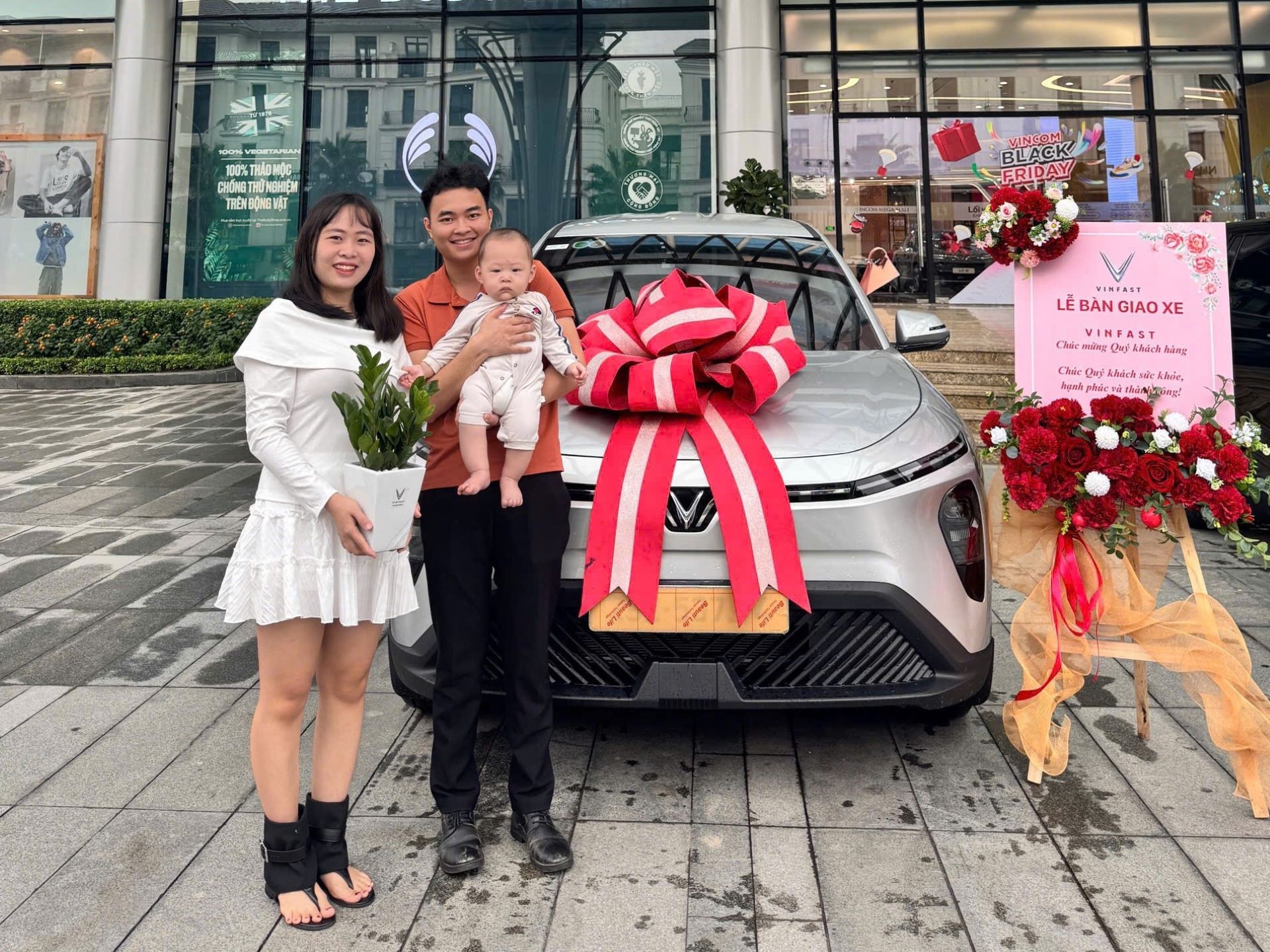 Gi&aacute; xăng dầu tăng mạnh, t&agrave;i xế dịch vụ H&agrave; Nội chọn VinFast Limo Green tiết kiệm được chi ph&iacute; cực lớn ảnh 1