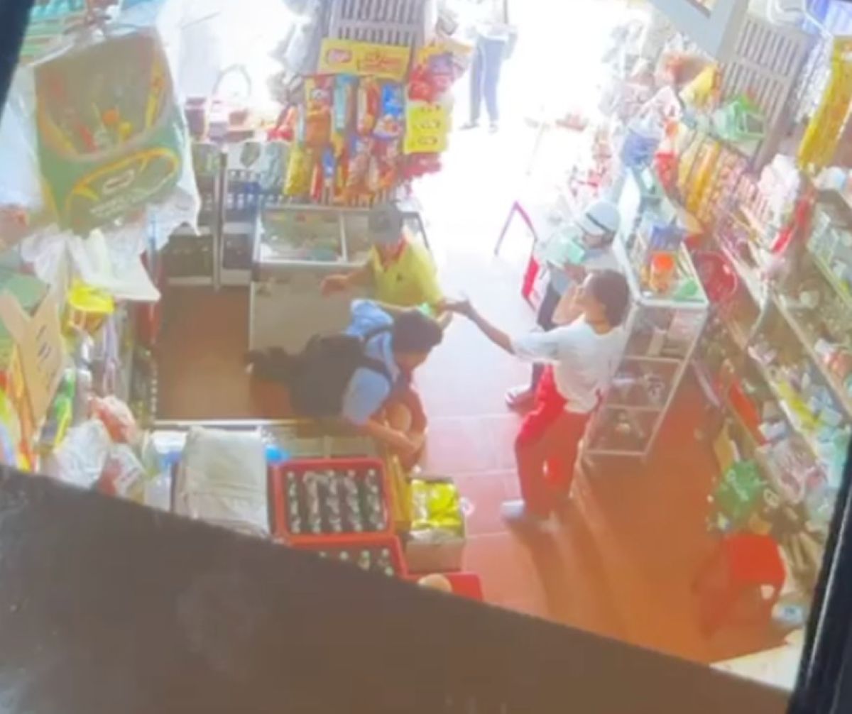 Người đ&agrave;n &ocirc;ng bất ngờ đ&aacute;nh đập học sinh tại tiệm tạp h&oacute;a ở Huế: Lộ diễn biến khiến nhiều người ch&uacute; &yacute;