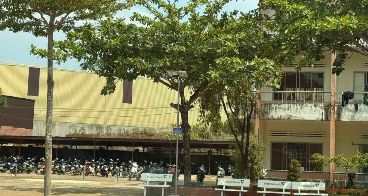 Nữ gi&aacute;o vi&ecirc;n bị ph&aacute;t t&aacute;n h&igrave;nh ảnh nhạy cảm tại trường, hiệu trưởng l&ecirc;n tiếng về diễn biến v&agrave; hướng xử l&yacute; vụ việc