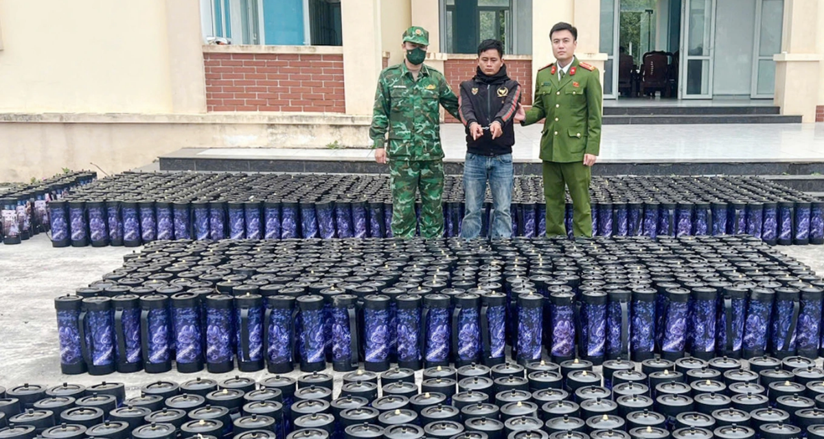 Quảng Ninh: Bắt quả tang đ&ograve; sắt chở hơn 1.300 b&igrave;nh kh&iacute; cười, 4 người bị khởi tố