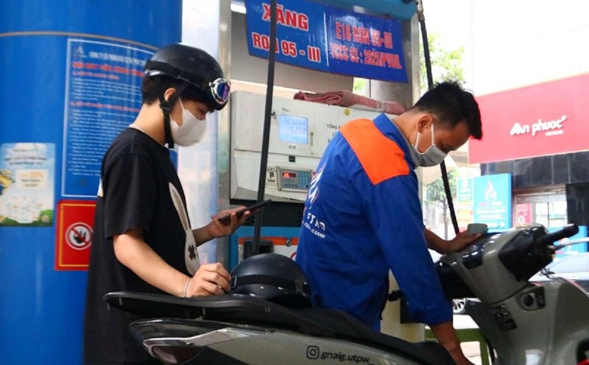 Tin xăng dầu 8/4: Gi&aacute; xăng trong nước chiều nay \'rơi tự do\', Honda SH, Vision đổ đầy b&igrave;nh bao nhi&ecirc;u?