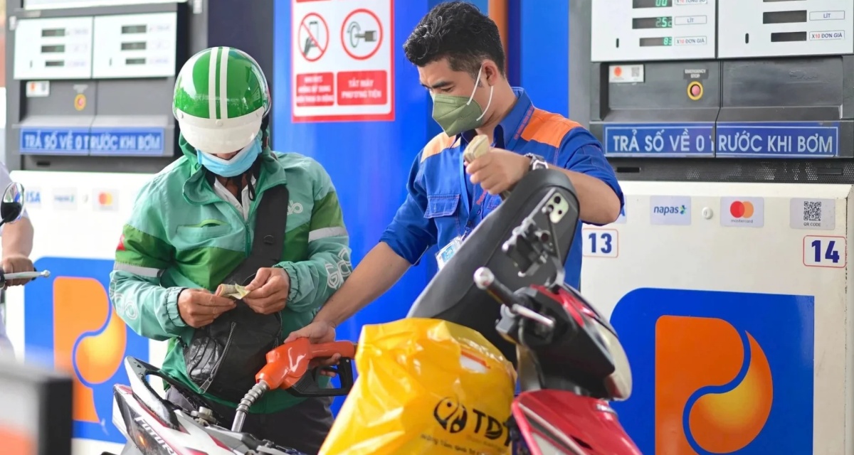 Gi&aacute; xăng dầu h&ocirc;m nay 8/4: Dầu th&ocirc; mất hơn 18 USD/th&ugrave;ng sau tuy&ecirc;n bố của Mỹ, xăng E5 RON 92, RON 95 điều chỉnh nhẹ