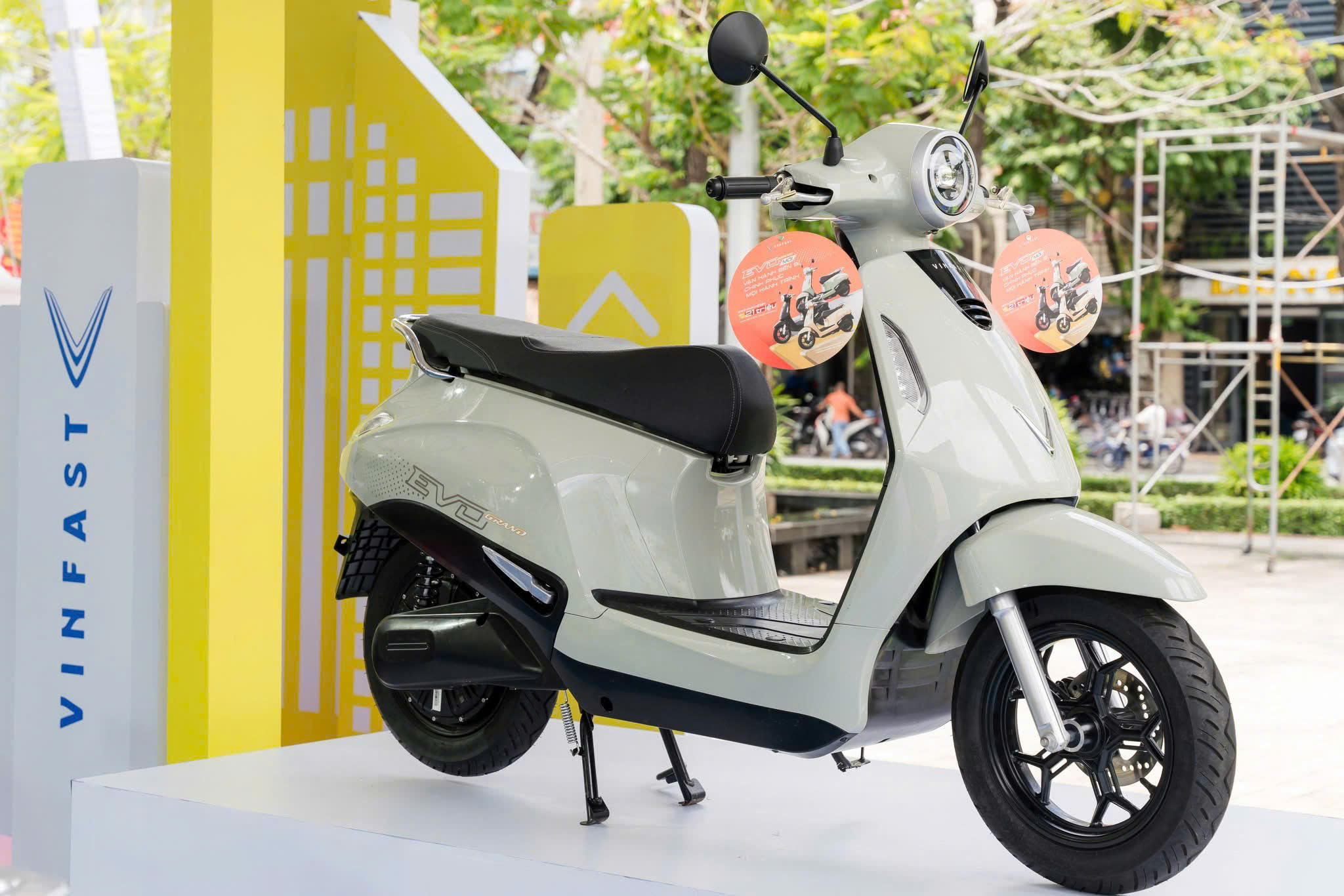 Gi&aacute; xăng h&ocirc;m nay 8/4: RON 95 gần chạm mốc 27.000/l&iacute;t, d&acirc;n t&igrave;nh đổ x&ocirc; mua VinFast Evo đến \'ch&aacute;y h&agrave;ng\'