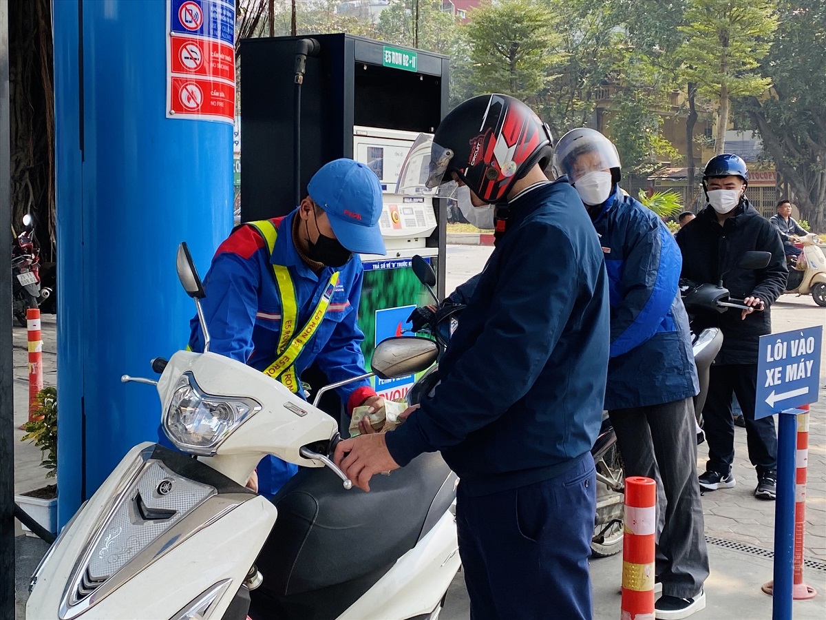 Gi&aacute; xăng dầu h&ocirc;m nay 9/4: Xe m&aacute;y Yamaha n&ecirc;n đổ xăng g&igrave;, đổ đầy b&igrave;nh Exciter, Sirius hết bao nhi&ecirc;u?