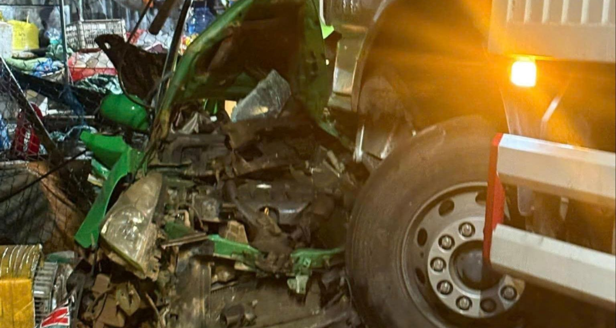 L&acirc;m Đồng: Taxi bị &lsquo;v&ograve; n&aacute;t&rsquo; sau va chạm với xe tải, t&agrave;i xế tử vong tại chỗ