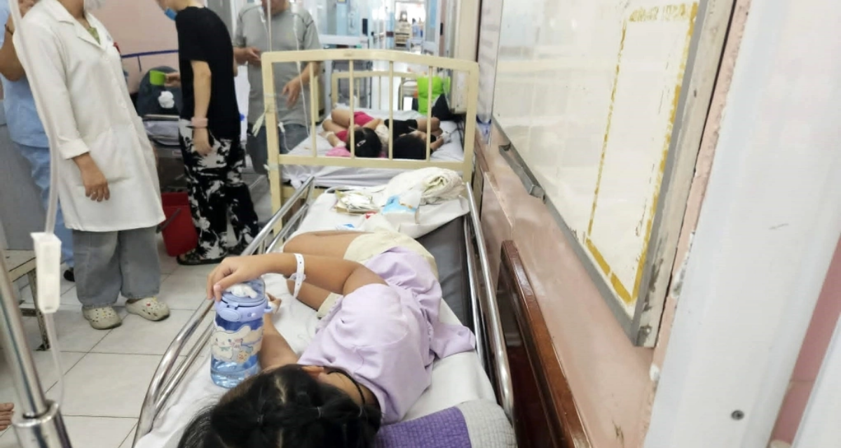 TP HCM: Loạt học sinh nhập viện nghi ngộ độc, trường cấp tốc tạm dừng b&aacute;n tr&uacute;, nh&agrave; trường n&oacute;i g&igrave;? 