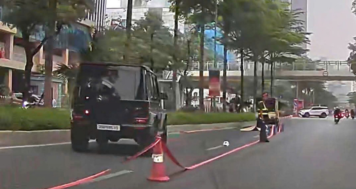 Danh t&iacute;nh người đi bộ bị &ocirc; t&ocirc; Mercedes G63 t&ocirc;ng tử vong, t&agrave;i xế rời khỏi hiện trường, bỏ lại phương tiện