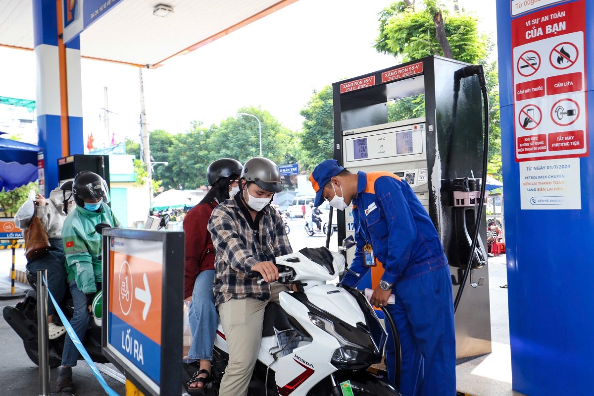 Gi&aacute; xăng dầu ng&agrave;y 10/4: Xăng RON 92 v&agrave; RON 95 gi&aacute; bao nhi&ecirc;u? Điều g&igrave; khiến gi&aacute; xe m&aacute;y Honda lao dốc?