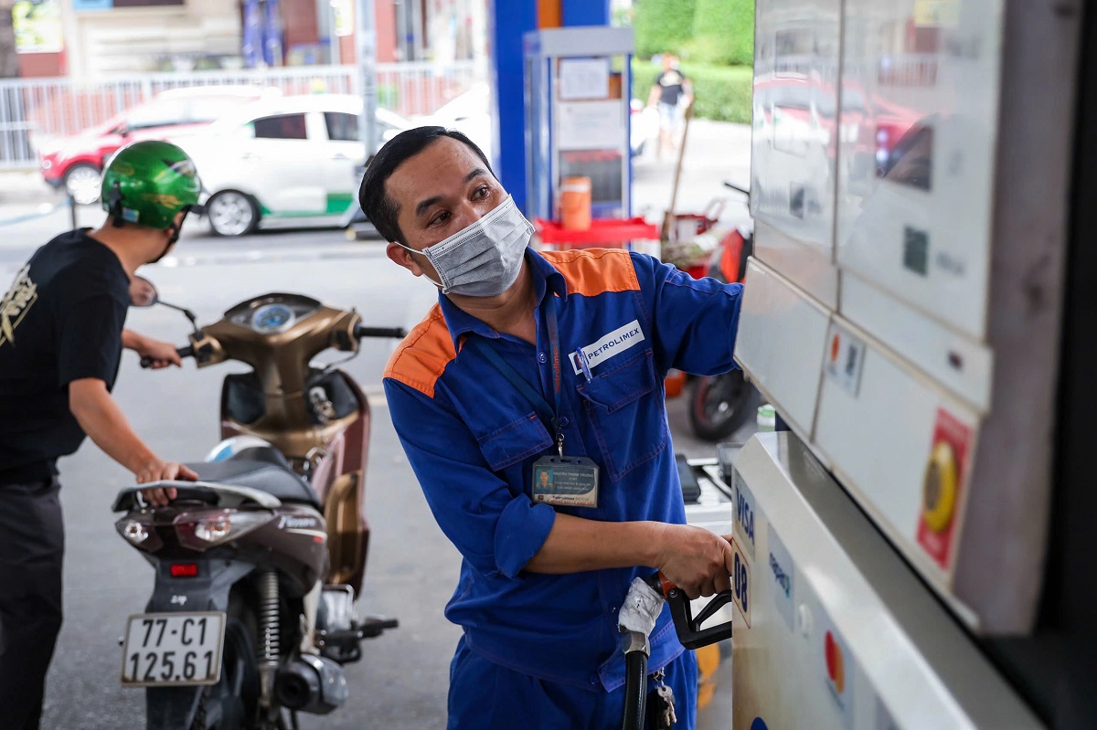 Gi&aacute; xăng dầu s&aacute;ng nay 11/4: Xe m&aacute;y Honda n&ecirc;n đổ xăng g&igrave;? Bảng gi&aacute; đầy b&igrave;nh SH, Air Blade, SH Mode...